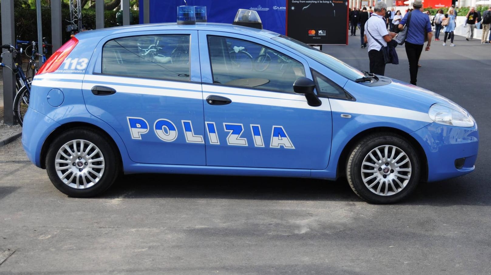 Einsatzfahrzeug der italienischen Polizei (Symbolbild): Eine Frau hat mit einem Fleischermesser mehrere Menschen in einem italienischen Museum verletzt. Einsatzfahrzeug der italienischen Polizei (Symbolbild): Eine Frau hat mit einem Fleischermesser mehrere Menschen in einem italienischen Museum verletzt.
