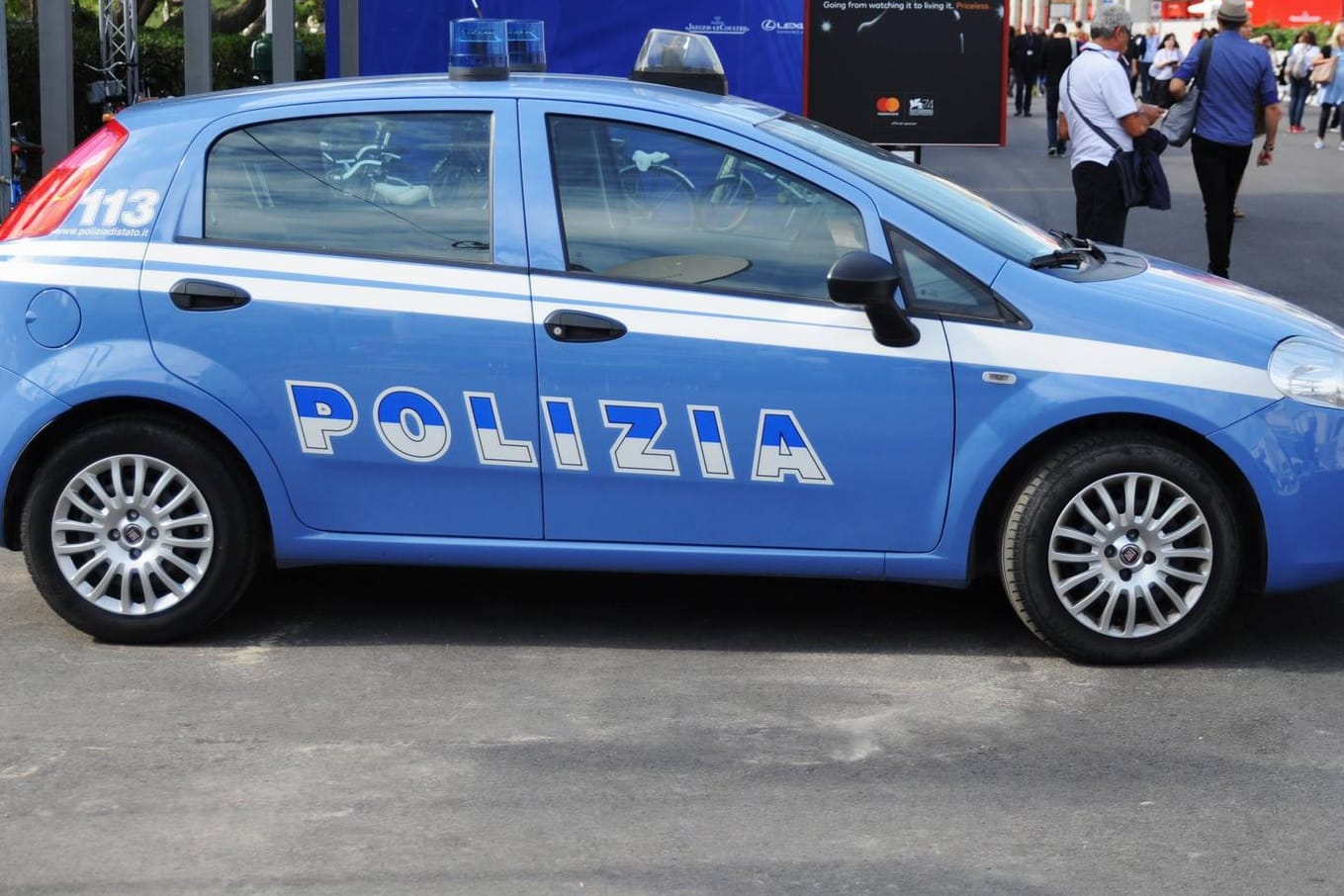 Einsatzfahrzeug der italienischen Polizei (Symbolbild): Eine Frau hat mit einem Fleischermesser mehrere Menschen in einem italienischen Museum verletzt.