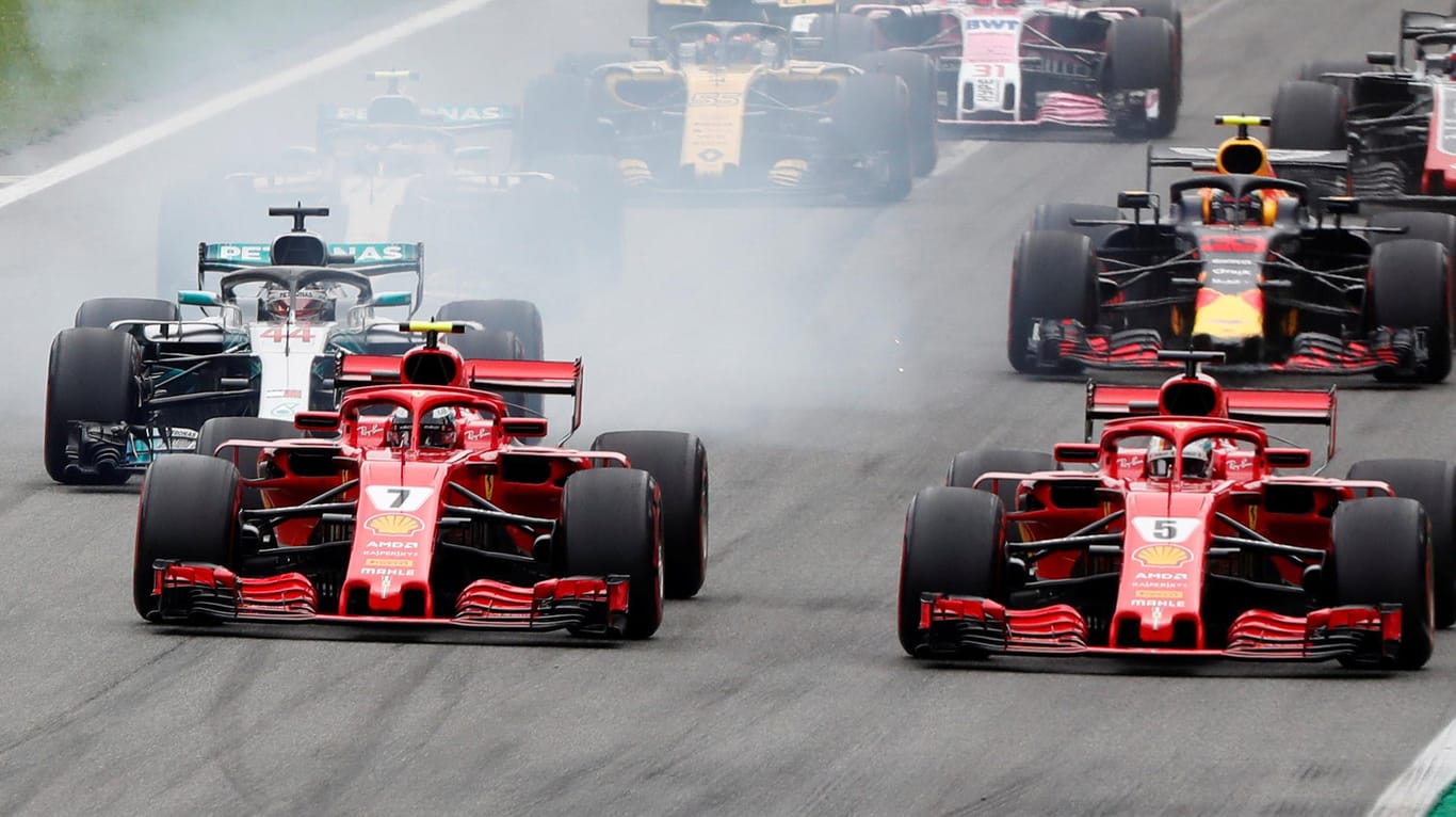 Zum Start führten die beiden Ferrari noch: Später ist Sebastian Vettel (r.) zurückgefallen.