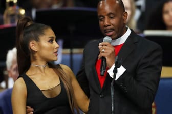 Ärger bei Trauerfeier: Sängerin Ariana Grande und Bischof Charles H. Ellis III.
