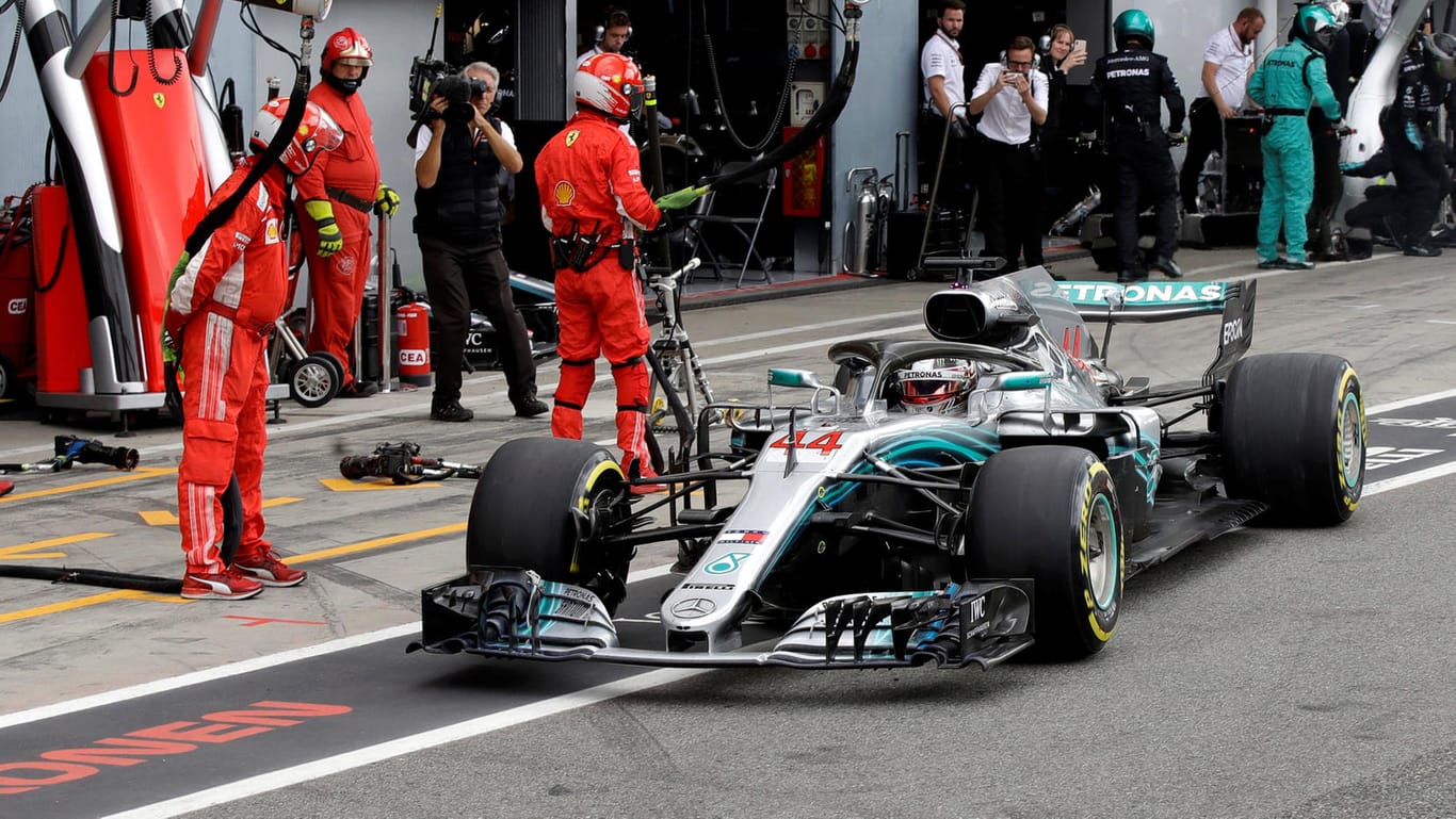 Lewis Hamilton fährt an der Ferrari-Box vorbei: Der Mercedes-Star triumphierte beim Heimrennen der Italiener in Monza.