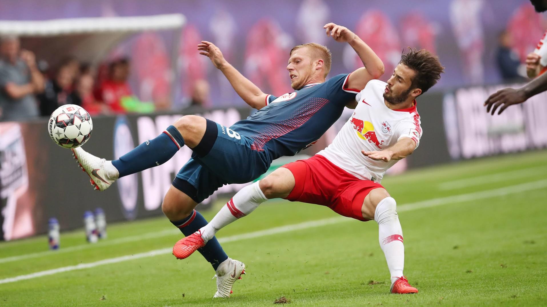 Düsseldorfs Rouwen Hennings (l.) und Marcello Saracchi ringen um den Ball: Die Partie war bis zuletzt heftig umkämpft.