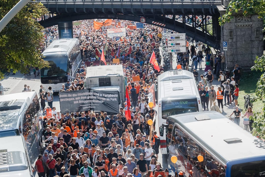 Demonstration in Hamburg: Die Menschen gingen für die Seenotrettung und sichere Fluchtwege auf die Straße.