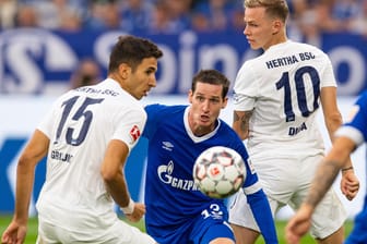 Schalkes Rudy (M.) wird von Grujic (l.) und Duda bedrängt: Bei seinem Debüt hatte der Nationalspieler große Probleme.