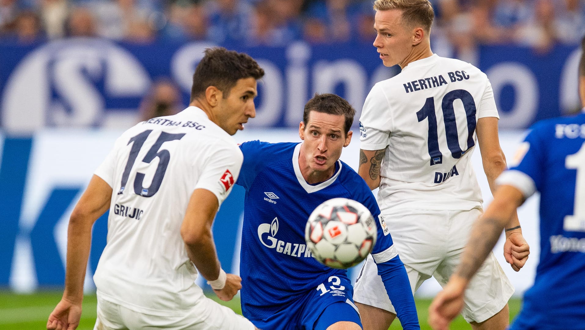 Schalkes Rudy (M.) wird von Grujic (l.) und Duda bedrängt: Bei seinem Debüt hatte der Nationalspieler große Probleme.