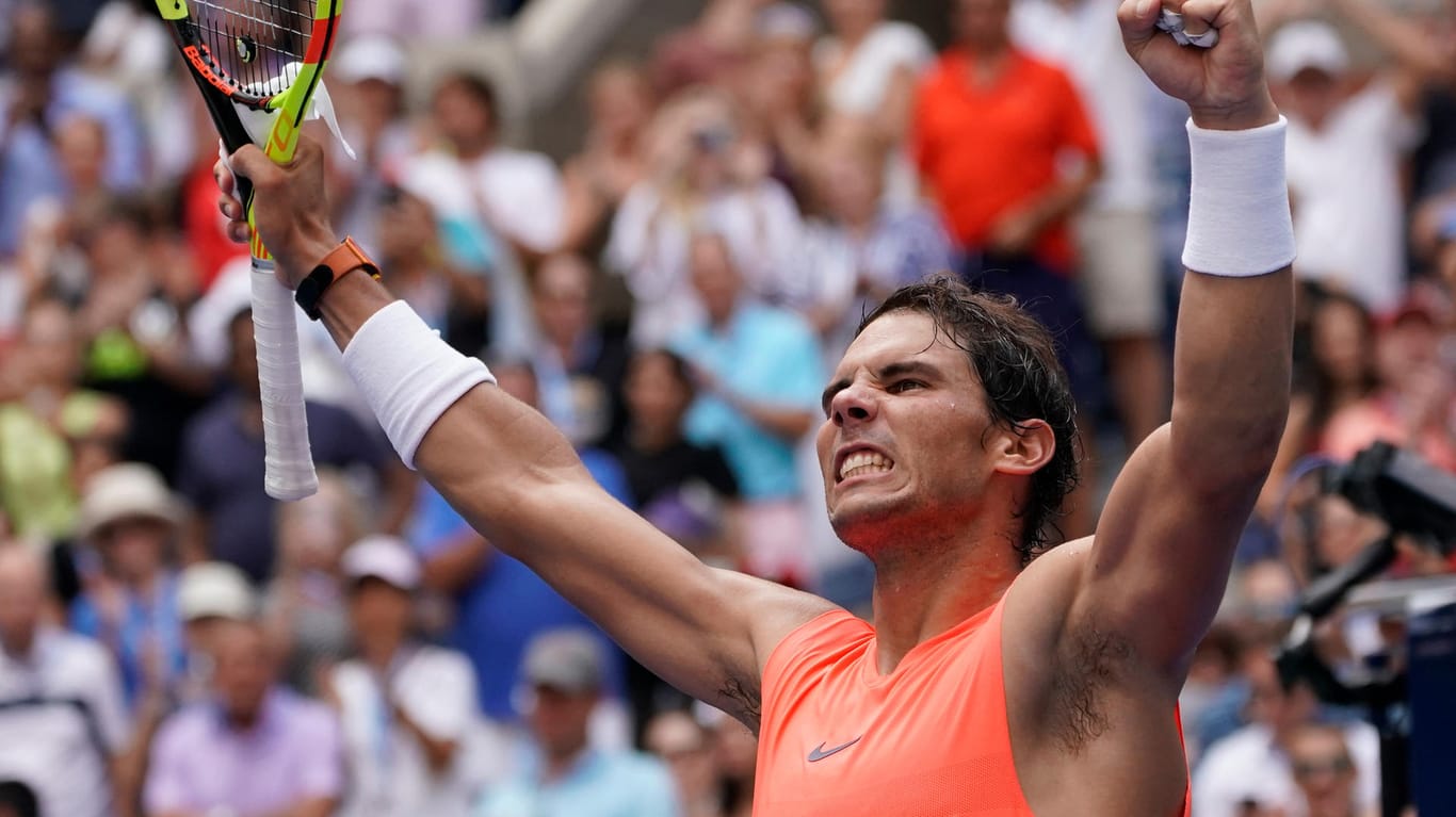 Rafael Nadal reckt die Fäuste in die Höhe: Der Titelverteidiger steht im Viertelfinale der US Open.