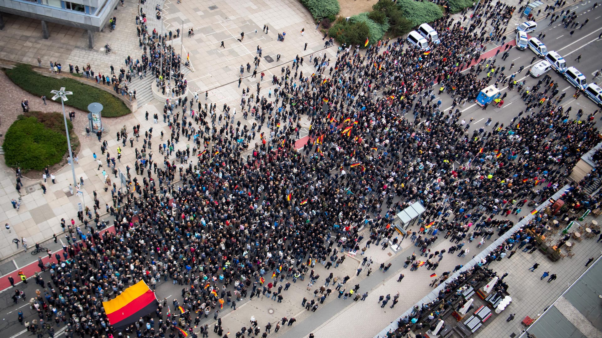 Chemnitz: Teilnehmer der Demonstration von AfD und dem ausländerfeindlichen Bündnis Pegida, der sich auch die Teilnehmer der Kundgebung der rechtspopulistischen Bürgerbewegung Pro Chemnitz angeschlossen haben, ziehen durch die Stadt.