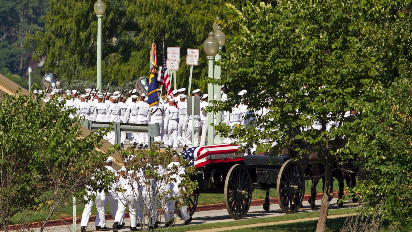 McCains Sarg wird zur Militärakademie von Annapolis gebracht: Seine Beisetzung fand am Sonntag in einem kleinen Rahmen statt.