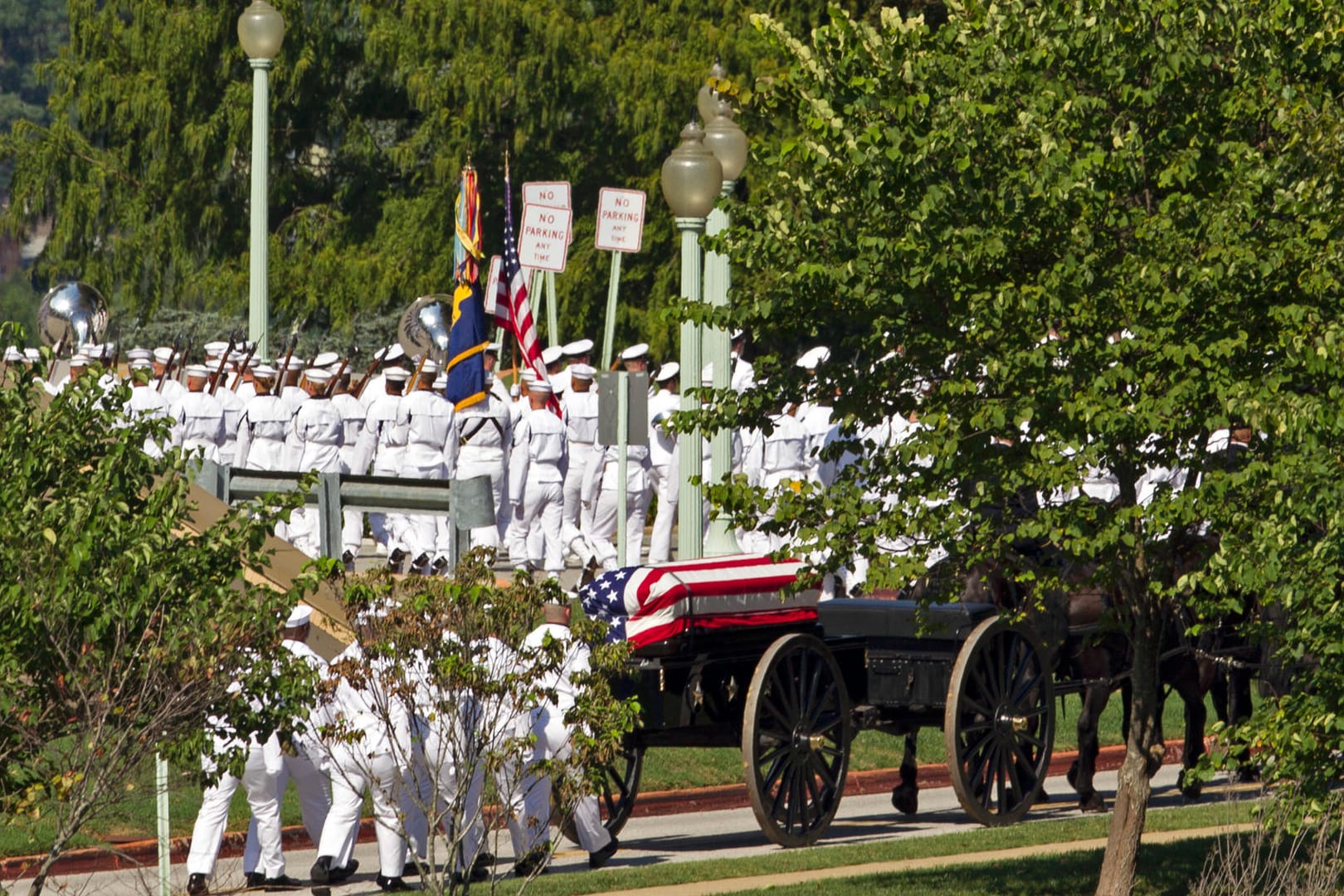 McCains Sarg wird zur Militärakademie von Annapolis gebracht: Seine Beisetzung fand am Sonntag in einem kleinen Rahmen statt.