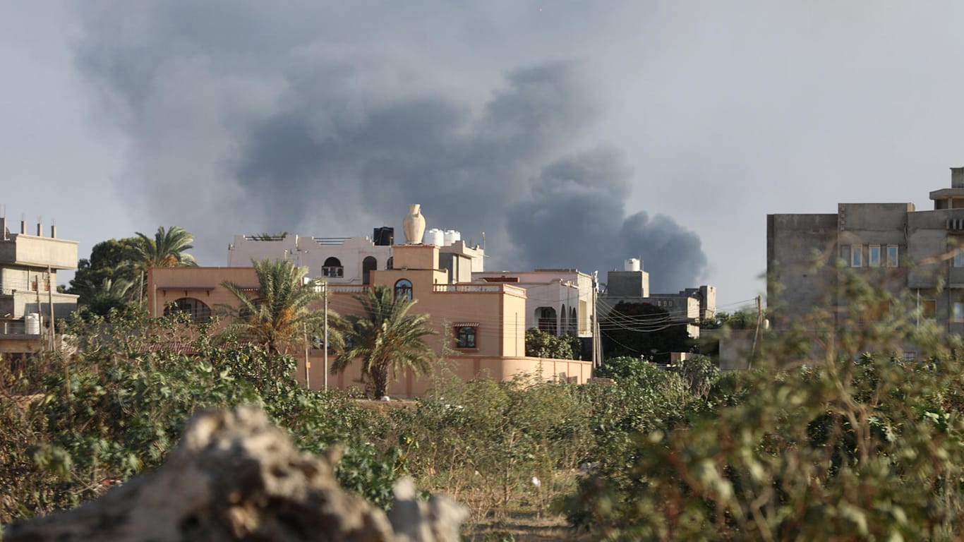 Rauchwolken über Libyens Hauptstadt: In Tripolis kommt es immer wieder zu Kämpfen rivalisierender Milizen.