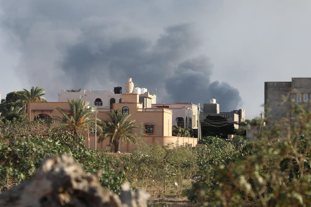 Rauchwolken über Libyens Hauptstadt: In Tripolis kommt es immer wieder zu Kämpfen rivalisierender Milizen.