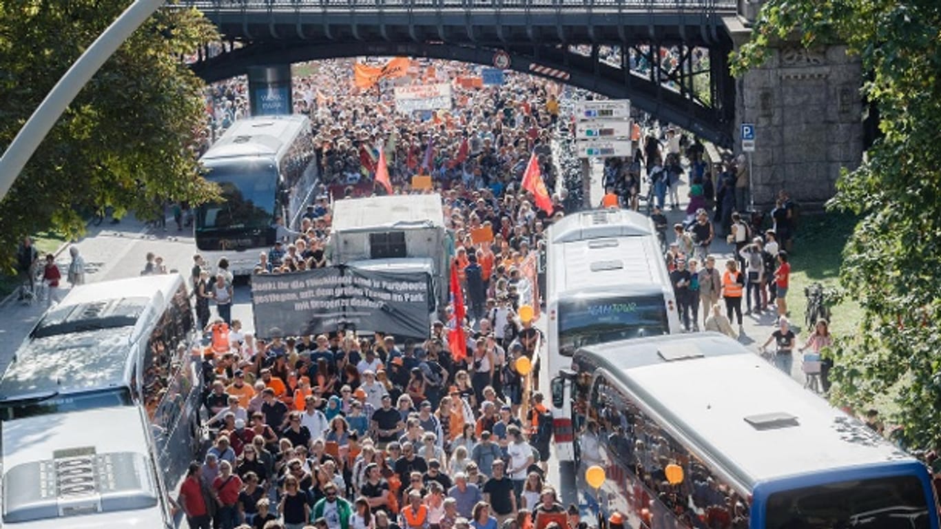 Demonstration in Hamburg: Die Menschen gingen für die Seenotrettung und sichere Fluchtwege auf die Straße.