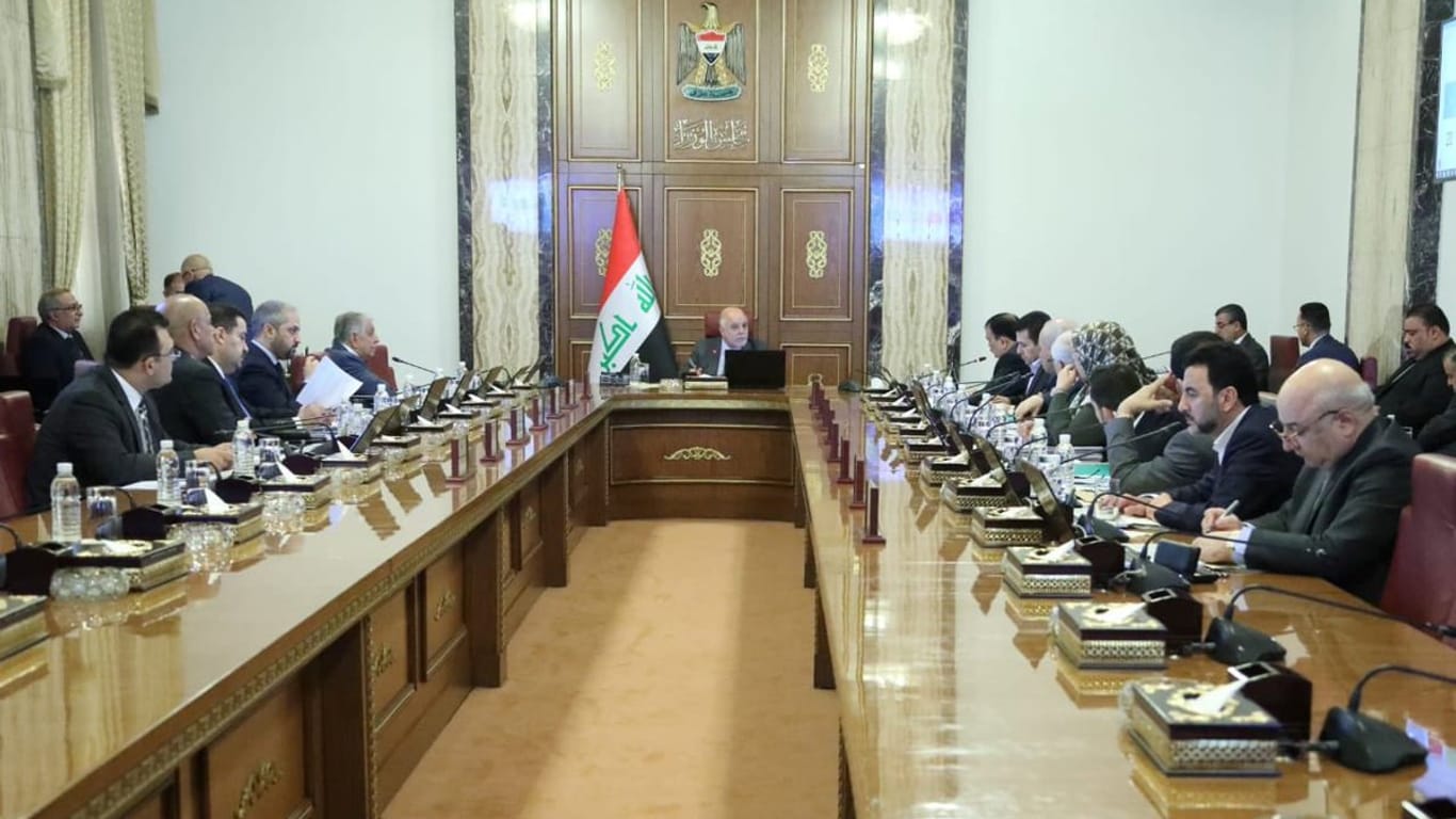 Haider al-Abadi mit Regierungsvertretern in Baghdad: Er will mithilfe einer Allianz seinen Posten als Regierungschef behalten.