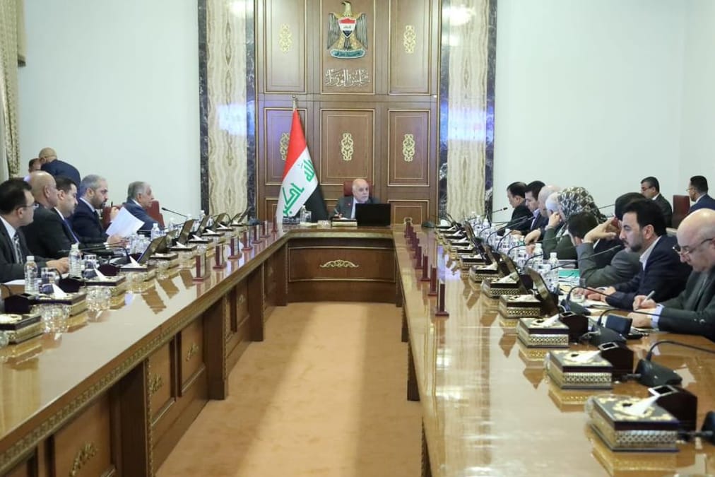 Haider al-Abadi mit Regierungsvertretern in Baghdad: Er will mithilfe einer Allianz seinen Posten als Regierungschef behalten.