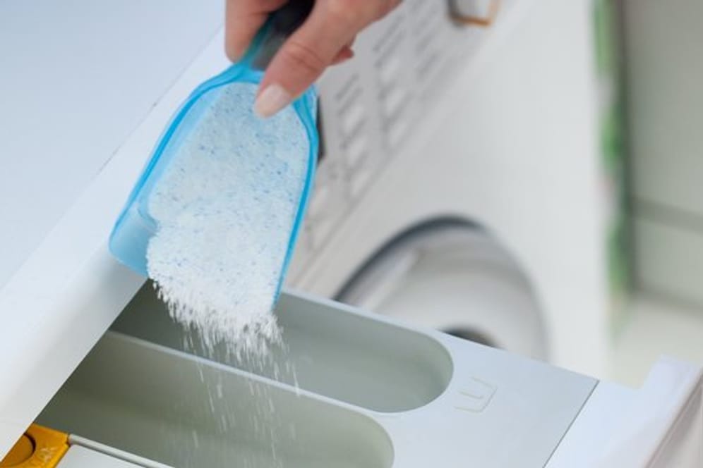Bei stark verschmutzter Kleidung muss im Hauptwaschgang unbedingt Waschmittel in Pulver-Form verwendet werden.