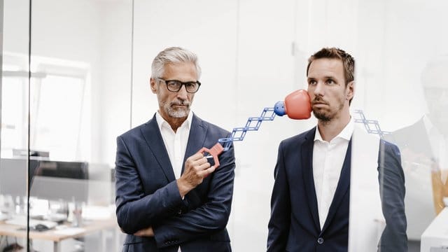 Mitarbeiter, die einem in Meetings in den Rücken fallen, nerven gehörig.