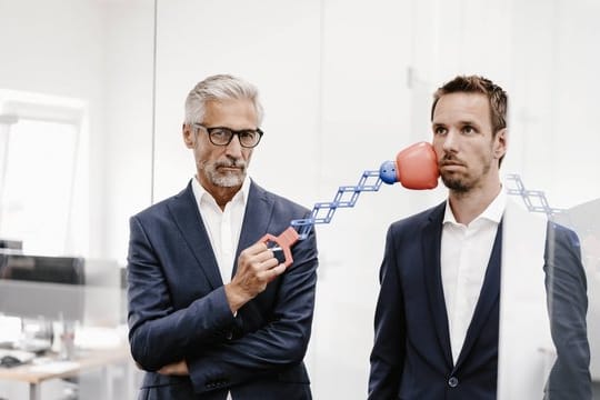 Mitarbeiter, die einem in Meetings in den Rücken fallen, nerven gehörig.