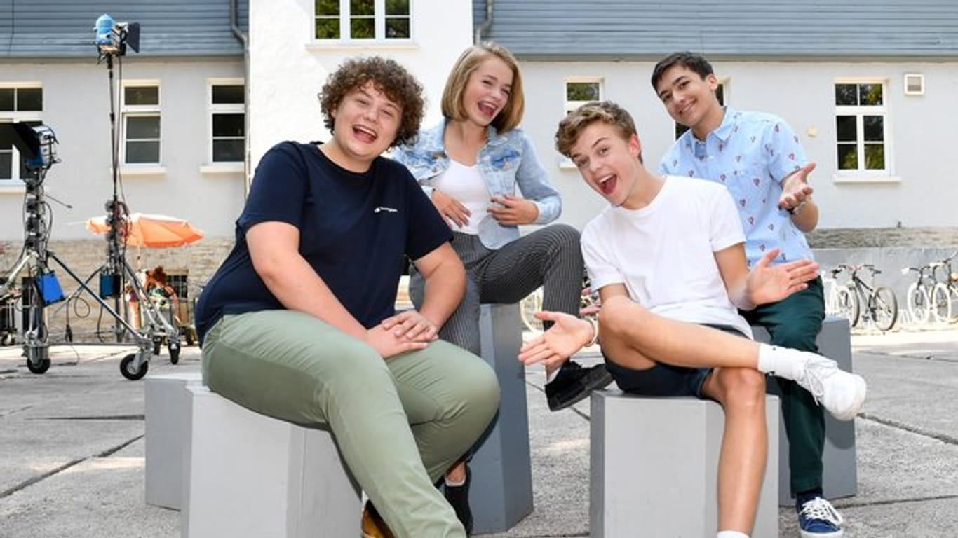 Die Kinderdarsteller Michael Schweisser (l-r), Luna Kuse, Jonas Kaufmann und Sinan El Sayed am Set von "Schloss Einstein".