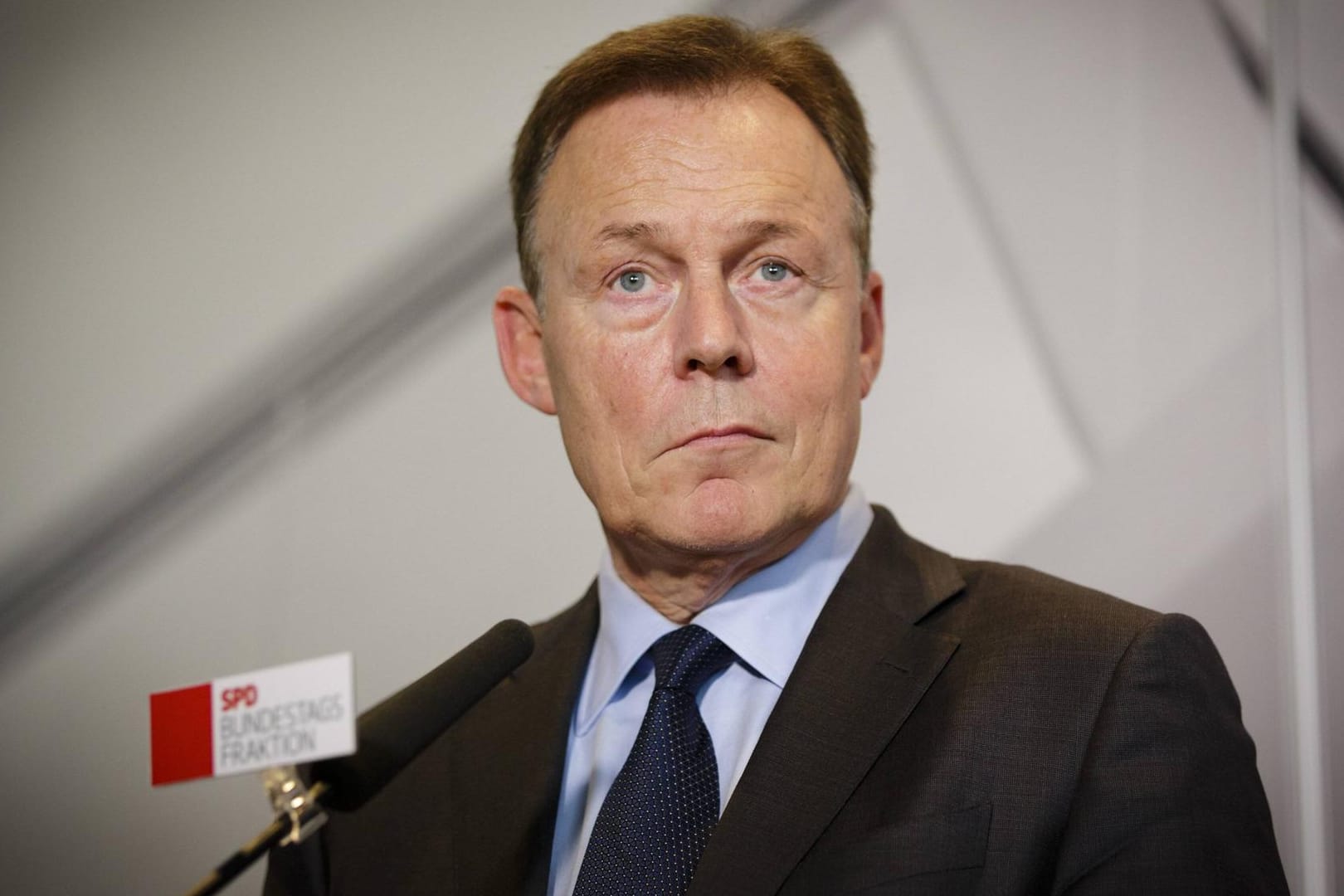 Thomas Oppermann von der SPD: Der Bundestagsvizepräsident will, dass sich der Verfassungsschutz die Zusammenarbeit zwischen AfD und bekannten Neonazis genauer anschaut.