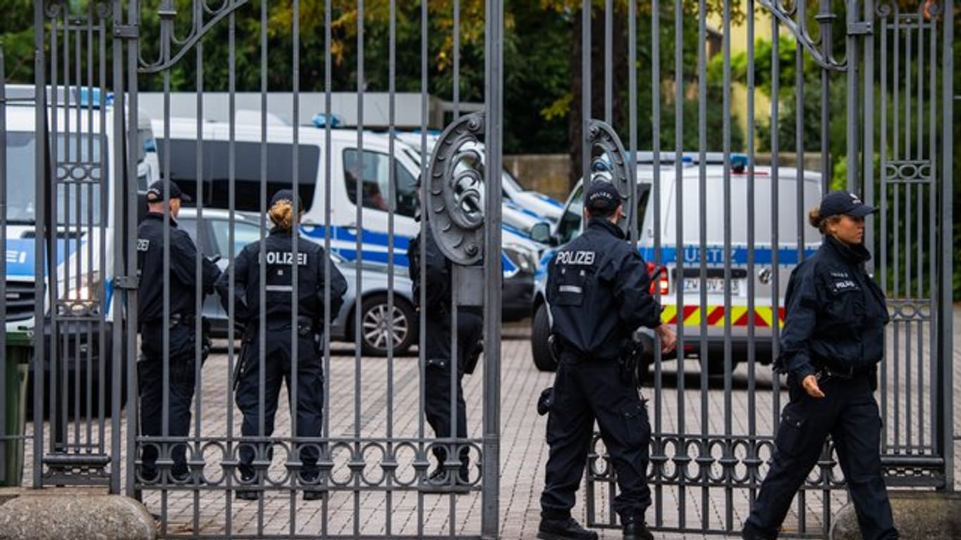 Polizisten stehen an einem Seiteneingang zum Landgericht in Landau.