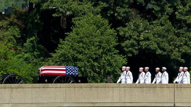 Eine Pferdekutsche transportiert den Sarg von US-Senator McCain anlässlich seiner Beerdigung auf dem Gelände der Marineakademie. Eine Pferdekutsche transportiert den Sarg von US-Senator McCain anlässlich seiner Beerdigung auf dem Gelände der Marineakademie.