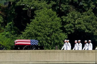 Eine Pferdekutsche transportiert den Sarg von US-Senator McCain anlässlich seiner Beerdigung auf dem Gelände der Marineakademie.