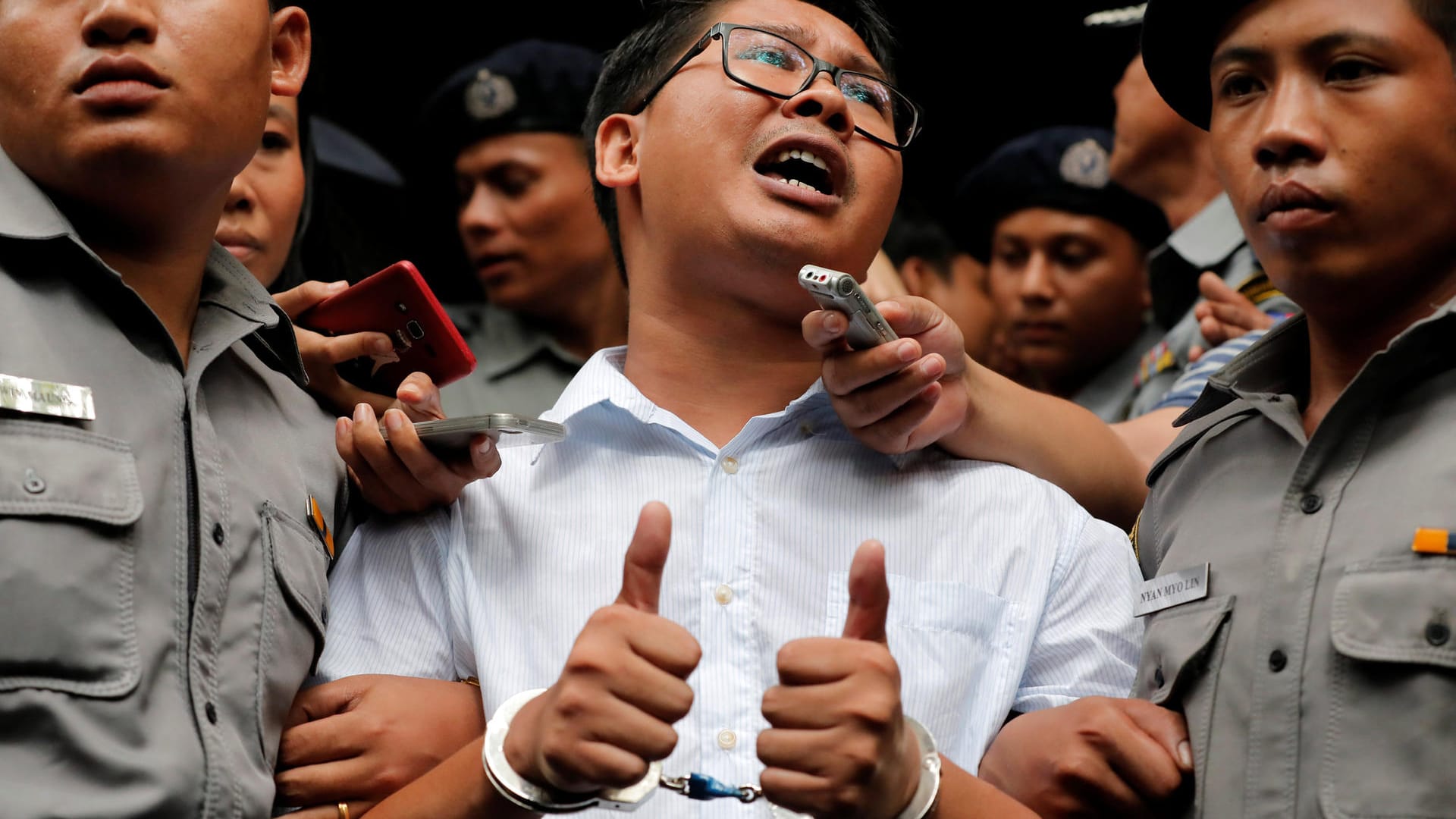 Journalist Wa Lone nach der Urteilsverkündung: Er hatte zusammen mit einem Kollegen über die Rohingya-Minderheit recherchiert. Mehr als 700.000 von ihnen flohen seit vergangenem August vor dem Militär ins Nachbarland Bangladesch.