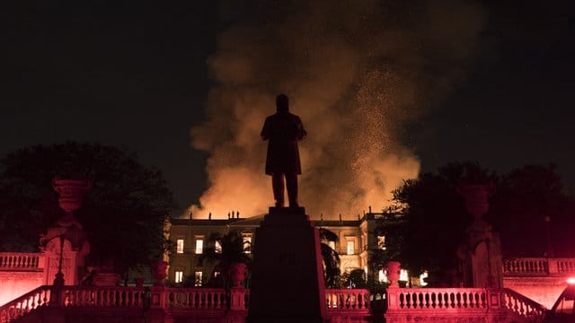 Die Flammen griffen auf fast alle Teile des historischen Gebäudes über. Die Flammen griffen auf fast alle Teile des historischen Gebäudes über.