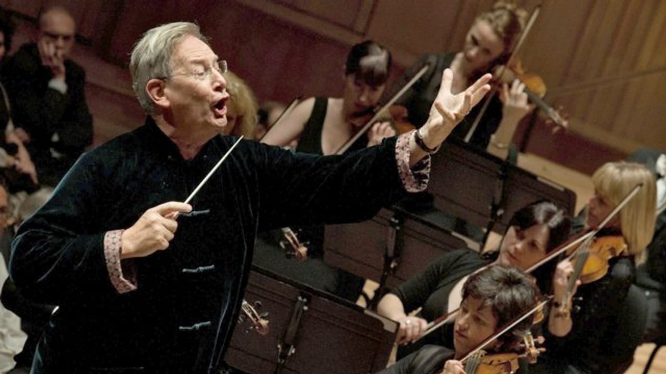 Der britische Dirigent Sir John Eliot Gardiner (l) mit dem Orchestre Revolutionnaire et Romantique 2012 in Budapest.