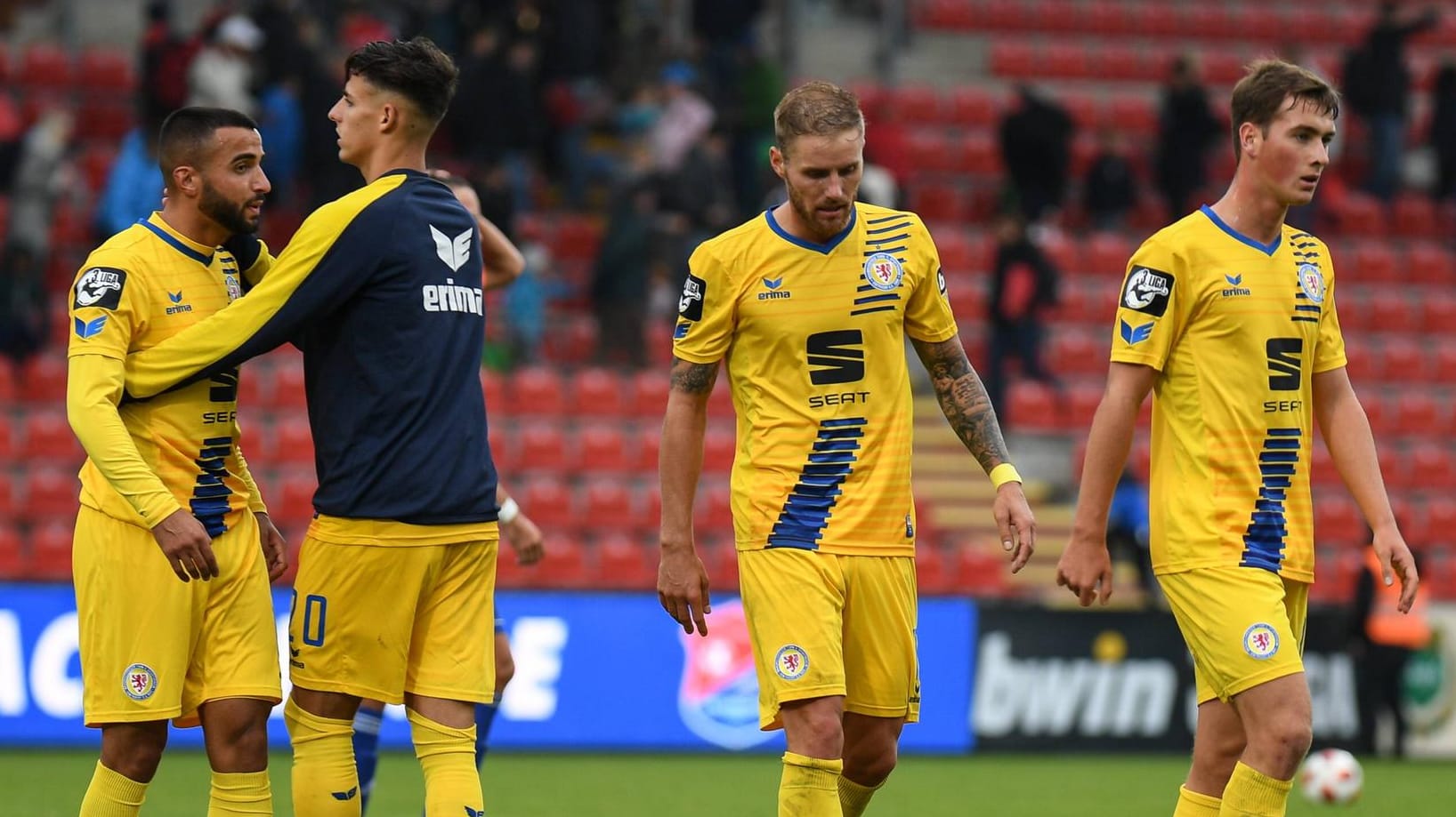 Bilden das Schlusslicht der Liga: Braunschweigs Spieler nach der 0:3-Pleite in Unterhaching.