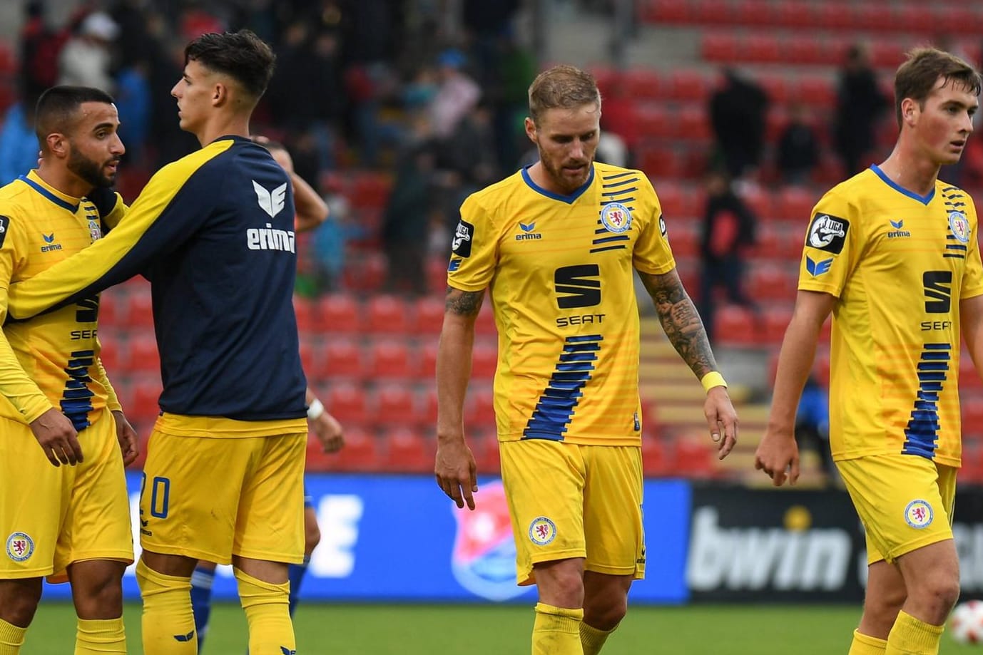 Bilden das Schlusslicht der Liga: Braunschweigs Spieler nach der 0:3-Pleite in Unterhaching.