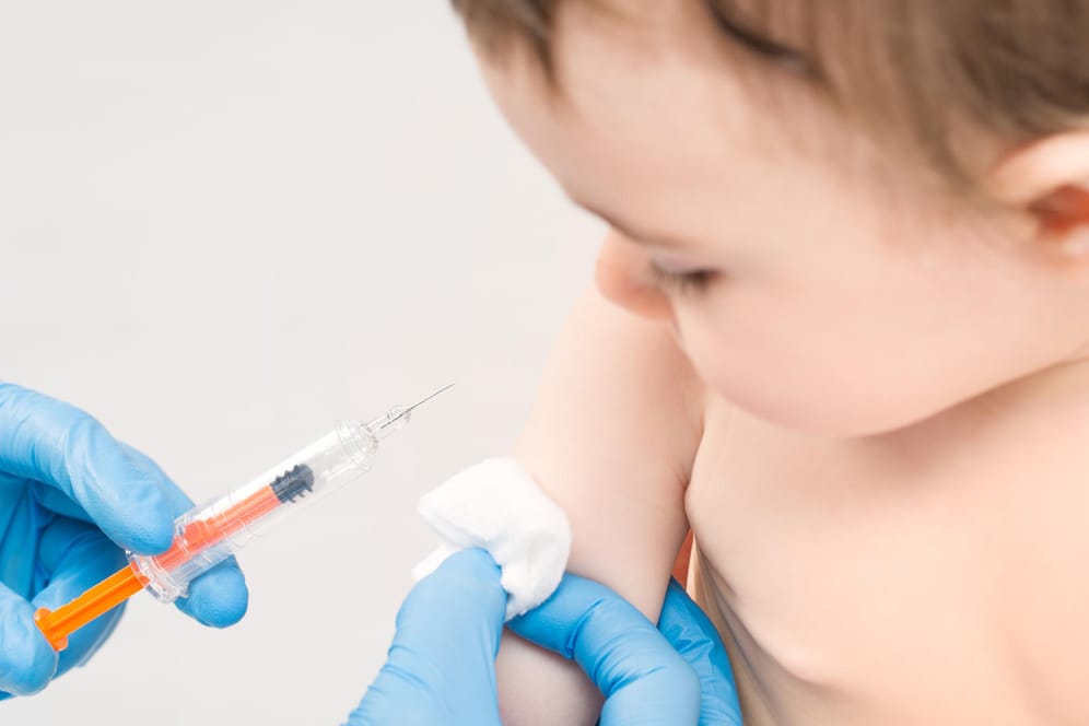 Baby wird mit Injektion geimpft