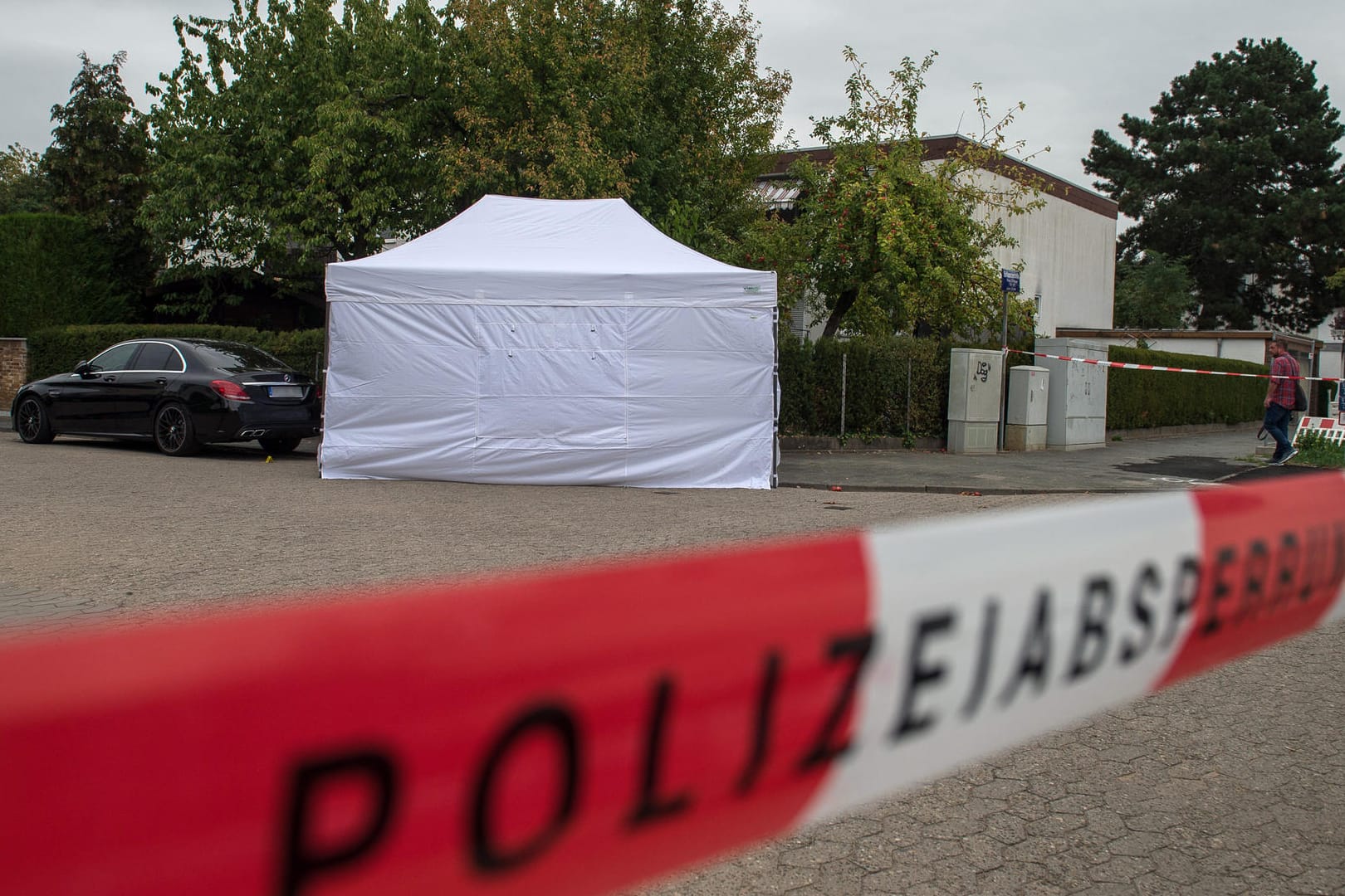 Ein Zelt der Polizei steht am Fundort der Frau: Tatverdächtiger ist der Lebensgefährte der 37-Jährigen. Er starb bei der Festnahme durch die Polizei.