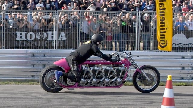 Rötger "Brösel" Feldmann auf seinem Red Porsche Killer" Dragster auf dem Flughafengelände in Hartenholm. Rötger "Brösel" Feldmann auf seinem Red Porsche Killer" Dragster auf dem Flughafengelände in Hartenholm.