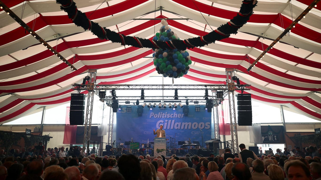 Auf dem Gillamoos-Volksfest finden traditionell Rededuelle statt. Neben CSU-Ministerpräsident Markus Söder sprechen auch Vertreter der anderen Parteien zu den Besuchern.