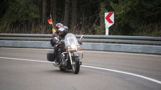 Ein Moment fehlender Aufmerksamkeit kann für den Motorradfahrer fatale Folgen haben. Ein Moment fehlender Aufmerksamkeit kann für den Motorradfahrer fatale Folgen haben.