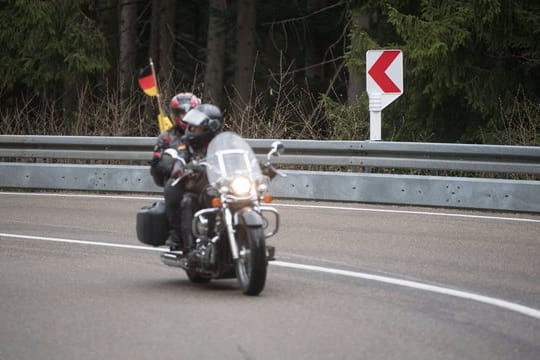 Ein Moment fehlender Aufmerksamkeit kann für den Motorradfahrer fatale Folgen haben.