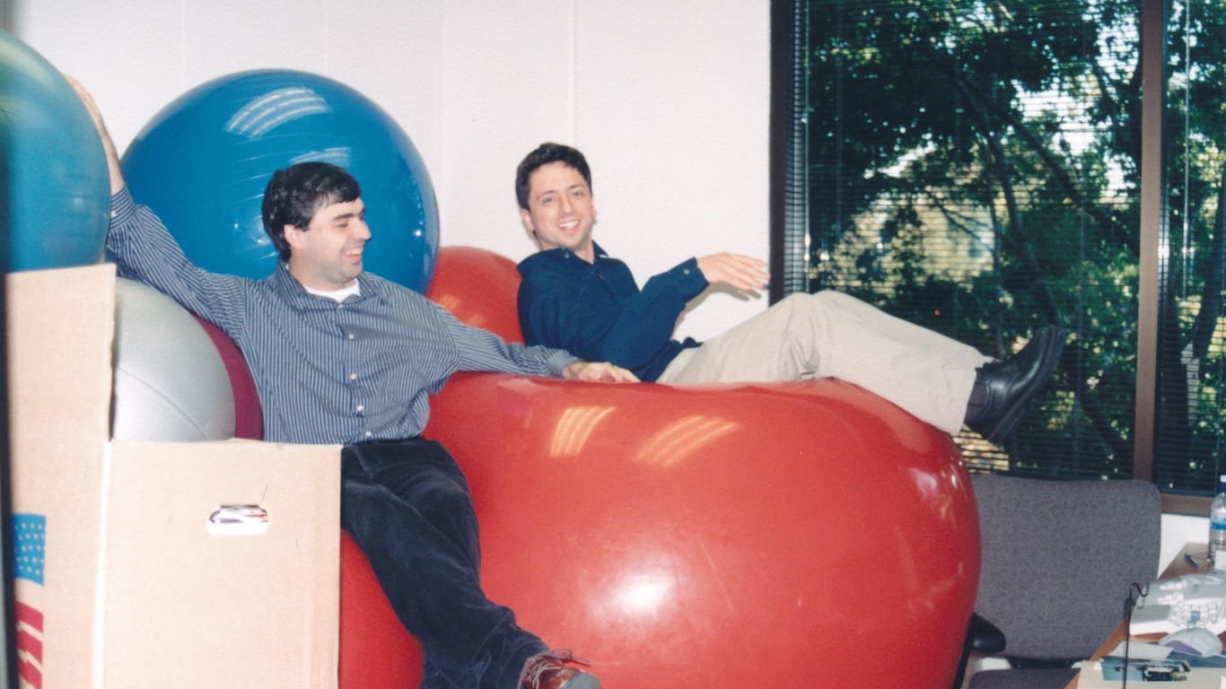 Die Google-Gründer Sergey Brin (r) und Larry Page nach einer Party in der Anfangszeit von Google.