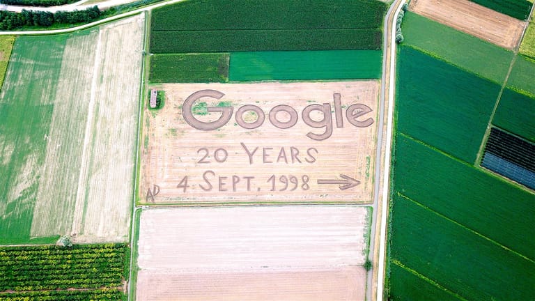 Der Schriftzug von Google und der Hinweis auf das 20-jährige Bestehen des Internet-Konzerns ist auf einem abgeernteten Weizenfeld zu sehen. Für das Motiv hat der Künstler Dario Gambarin auf rund 47000 Quadratmetern das Feld mit Traktor, Pflug und Egge bearbeitet.