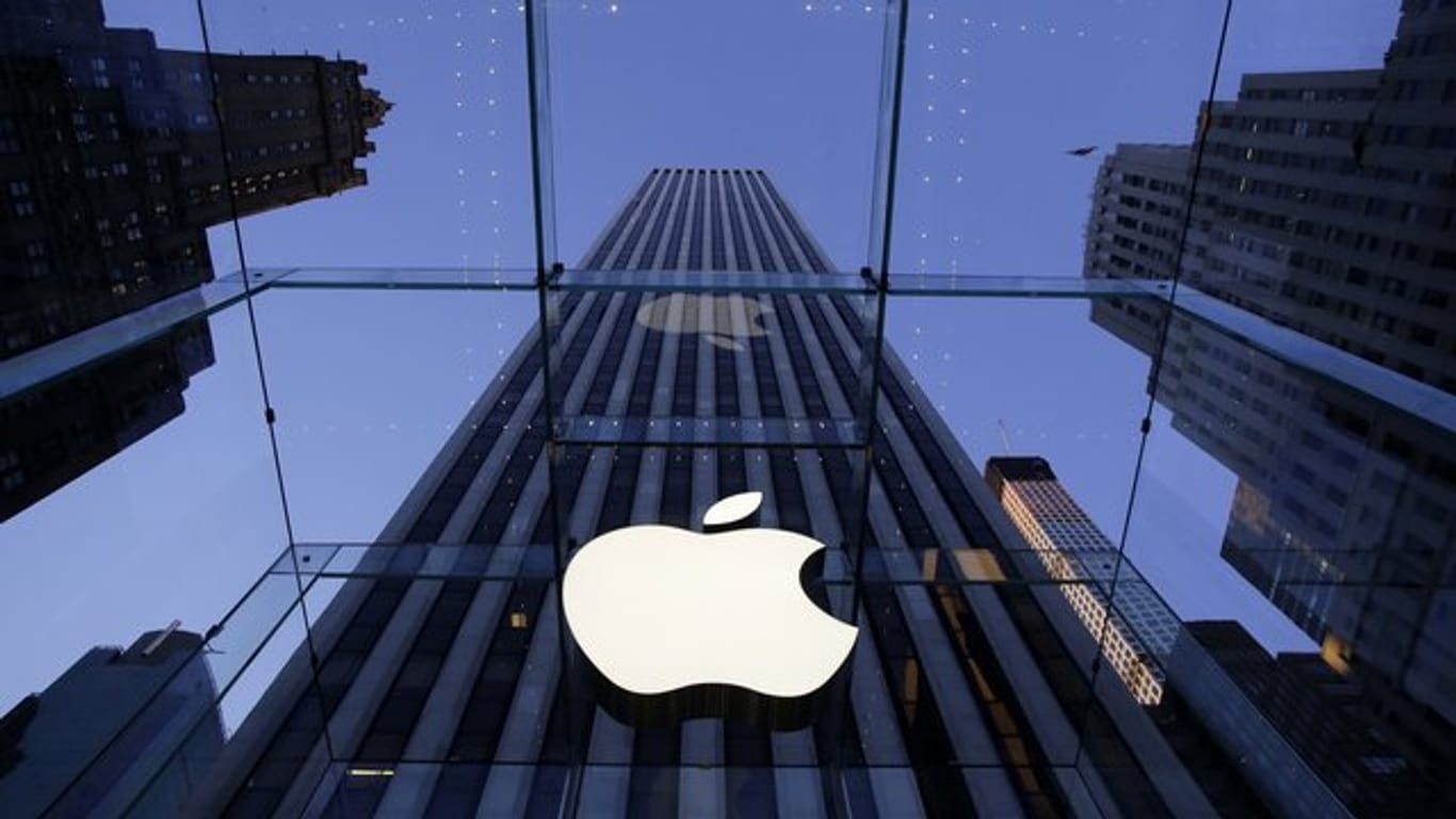 Das Logo von Apple in der Fifth Avenue in New York.