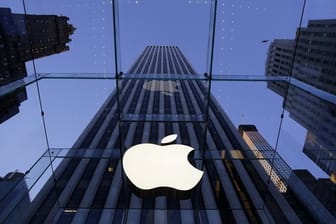 Das Logo von Apple in der Fifth Avenue in New York.