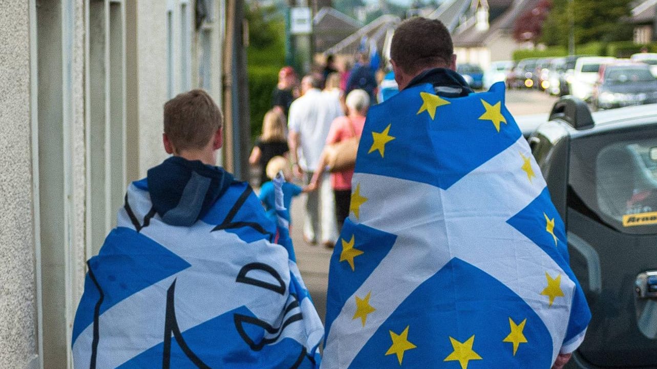 Vater und Sohn bei einer Unabhängigkeitsdemo: Wegen des Brexits wollen immer mehr Schotten, dass sich ihr Land von Großbritannien loslöst.