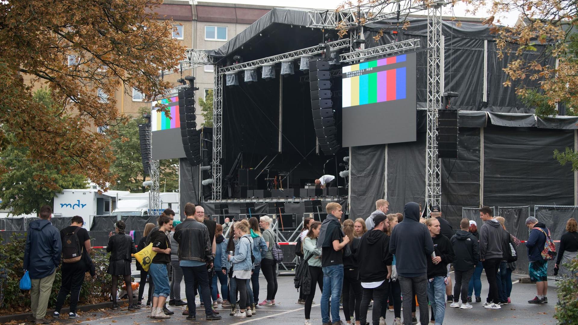 Letzte Vorbereitungen: Konzertbesucher warten auf dem Parkplatz an der Johanniskirche hinter einer Absperrung vor der Bühne auf den Beginn des Gratis-Konzerts.