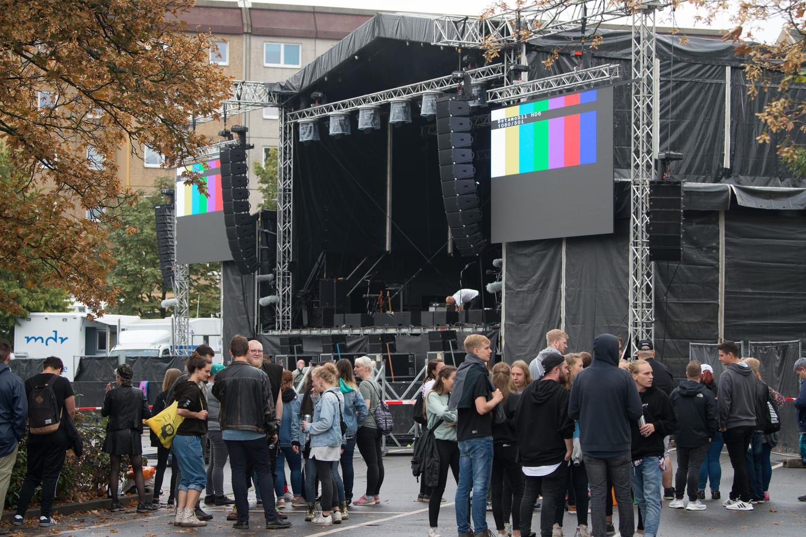 Letzte Vorbereitungen: Konzertbesucher warten auf dem Parkplatz an der Johanniskirche hinter einer Absperrung vor der Bühne auf den Beginn des Gratis-Konzerts.