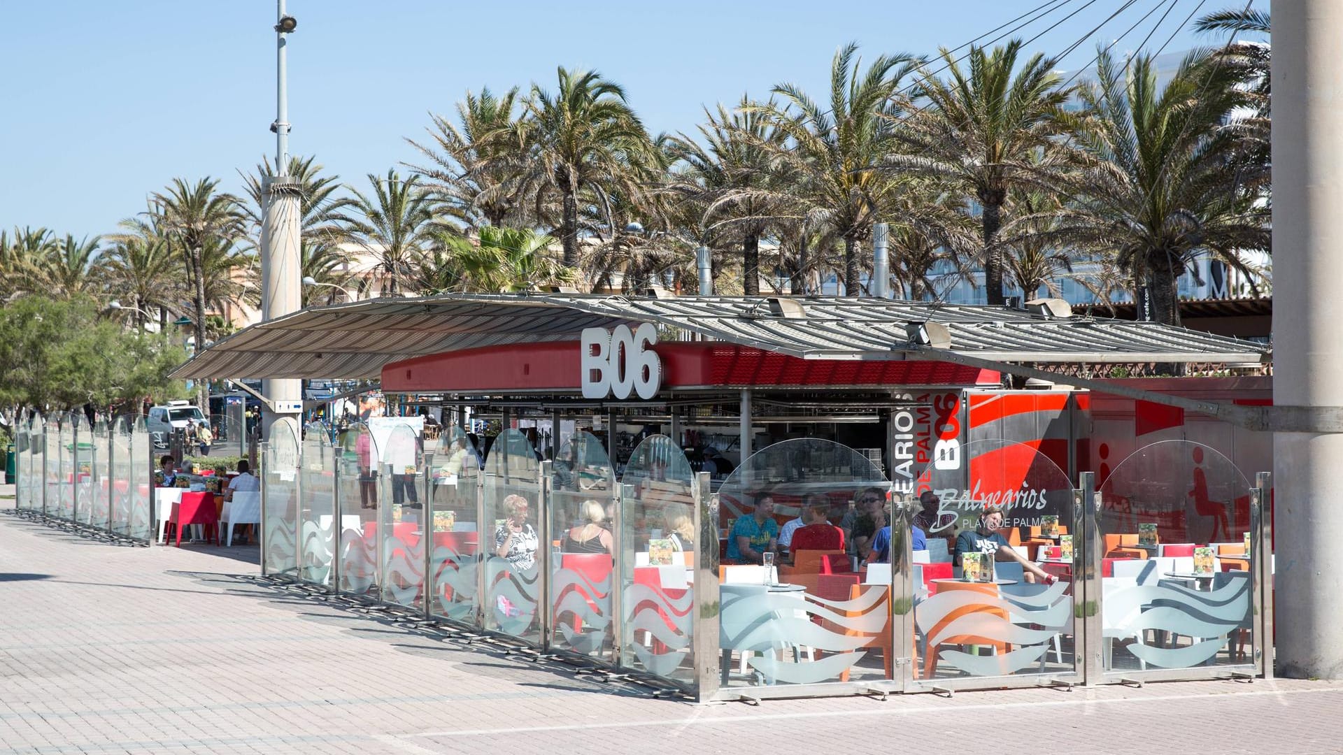 Das Strandlokal am Balneario 06, welches auch als Ballerman Nummer 6 bekannt geworden ist: In der Nacht auf Montag hatte ein Mann zwei deutsche Urlauber mit einem Messer bedroht. Die Polizei stellte ihn durch einen Schuss in seinen Fuß. Das Strandlokal am Balneario 06, welches auch als Ballerman Nummer 6 bekannt geworden ist: In der Nacht auf Montag hatte ein Mann zwei deutsche Urlauber mit einem Messer bedroht. Die Polizei stellte ihn durch einen Schuss in seinen Fuß.