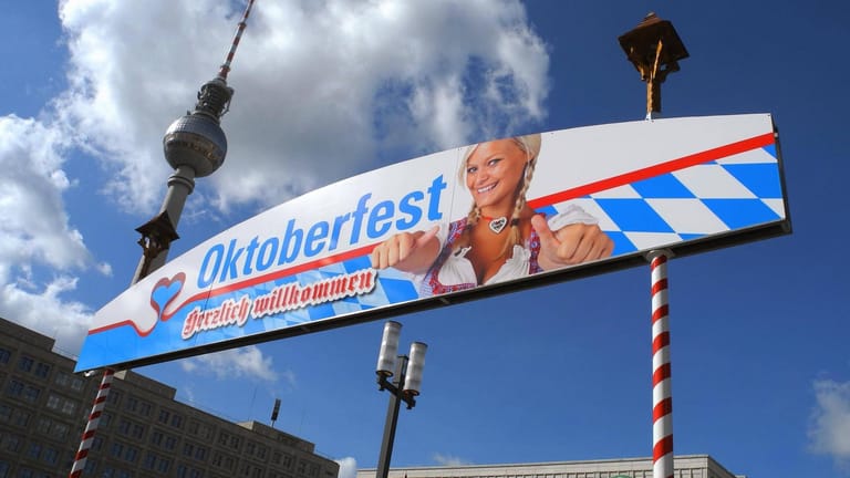 Oktoberfest in Berlin: Auf dem Alexanderplatz gibt es neben Livemusik und Biergarten auch einen Maibaum.