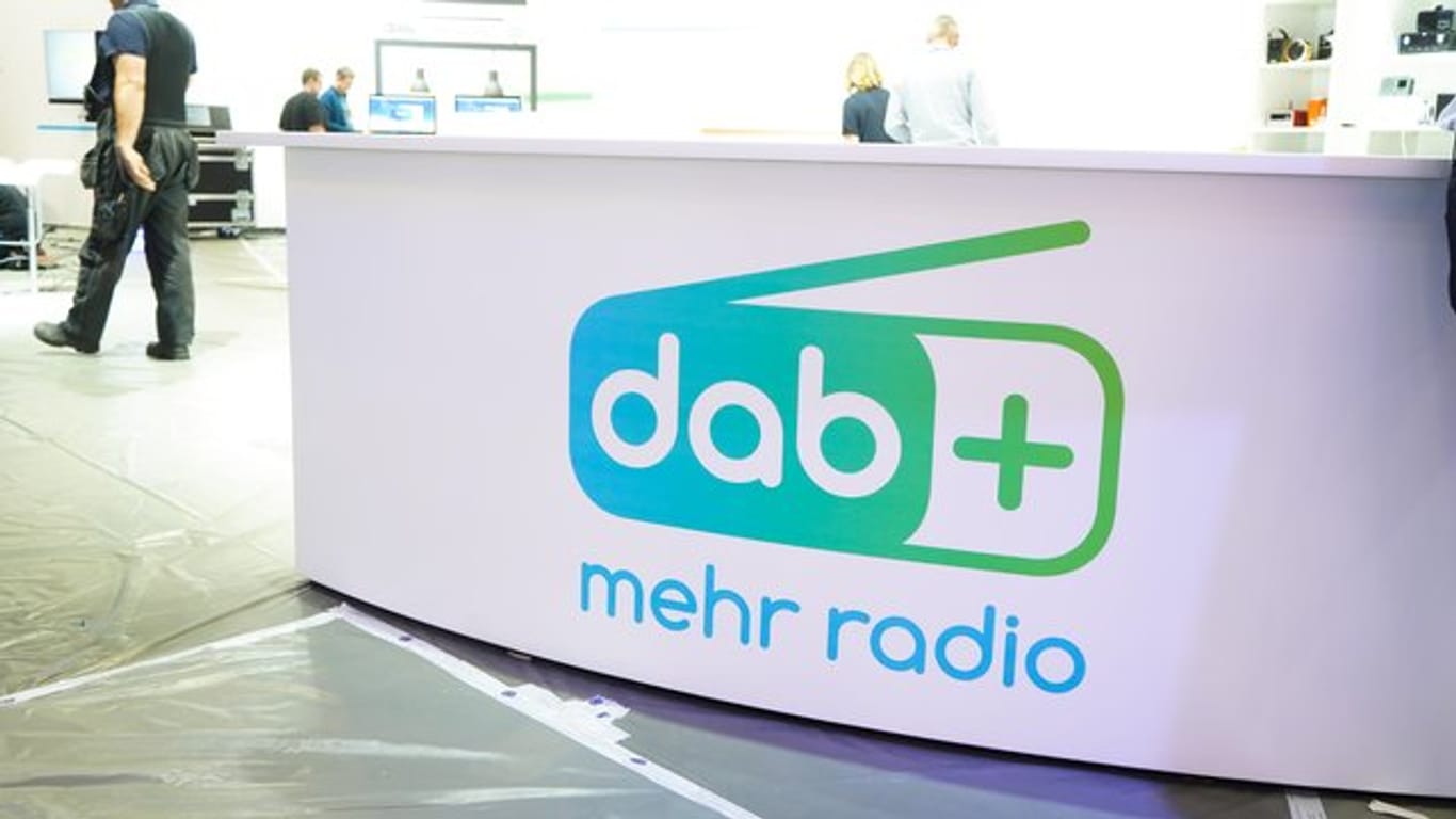 Immer mehr Haushalte in Deutschland setzen beim Radio auf den digitalen Übertragungsstandard DAB (Digital Audio Broadcasting).