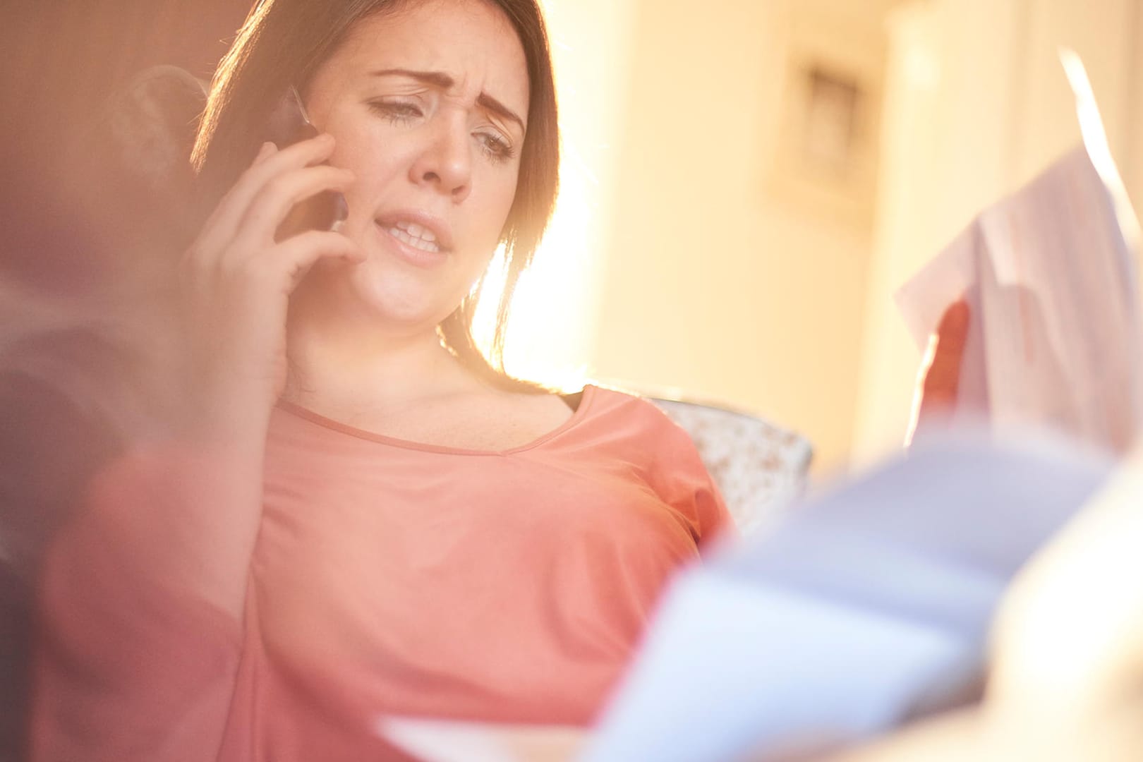 Verärgerte Bankkundin: Geldinstitute lassen sich die Nachbestellung älterer Kontoauszüge etwas kosten – manchmal sehr zum Ärger ihrer Kunden.