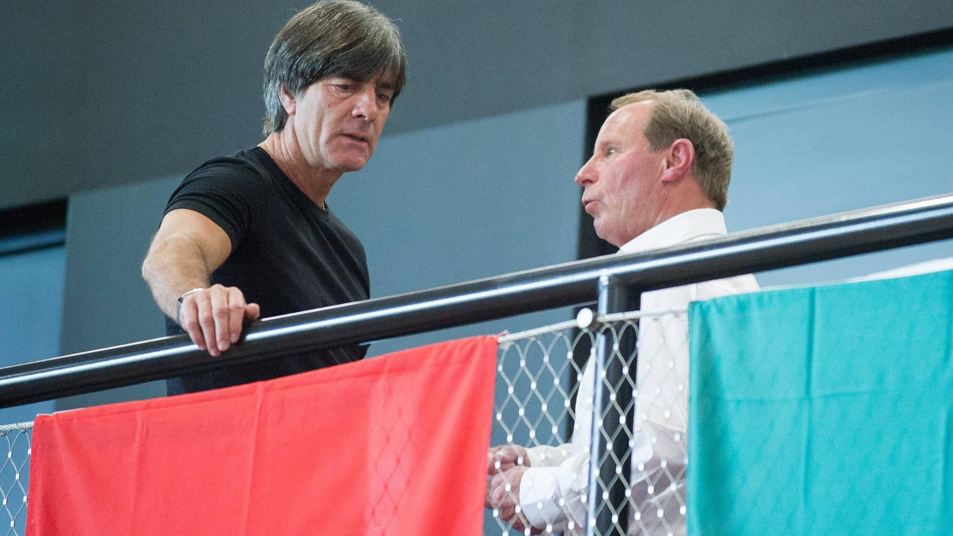 Bundestrainer Joachim Löw und Ex-Bundestrainer Berti Vogts: Hier unterhalten Sie sich bei der Bekanntgabe des WM-Kaders im Mai im Fußballmuseum in Dortmund.