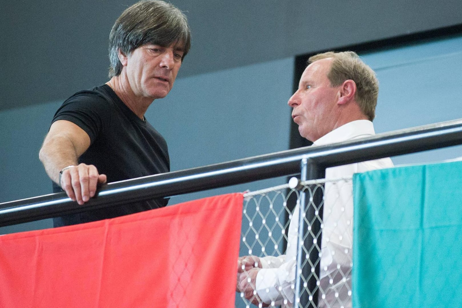 Bundestrainer Joachim Löw und Ex-Bundestrainer Berti Vogts: Hier unterhalten Sie sich bei der Bekanntgabe des WM-Kaders im Mai im Fußballmuseum in Dortmund.